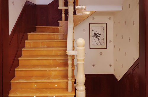 达坂城中式别墅室内汉白玉石楼梯的定制安装装饰效果
